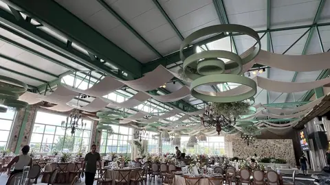 Interior de galpão/recepção com cobertura e decoração prontas