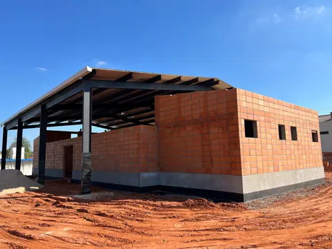 Estrutura metálica com alvenaria e cobertura parcialmente concluída