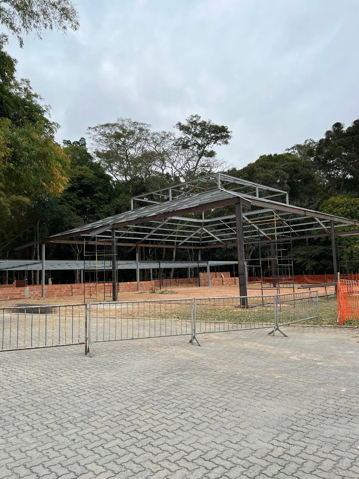 Estrutura metálica com cobertura em montagem