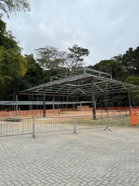 Estrutura metálica com cobertura em montagem