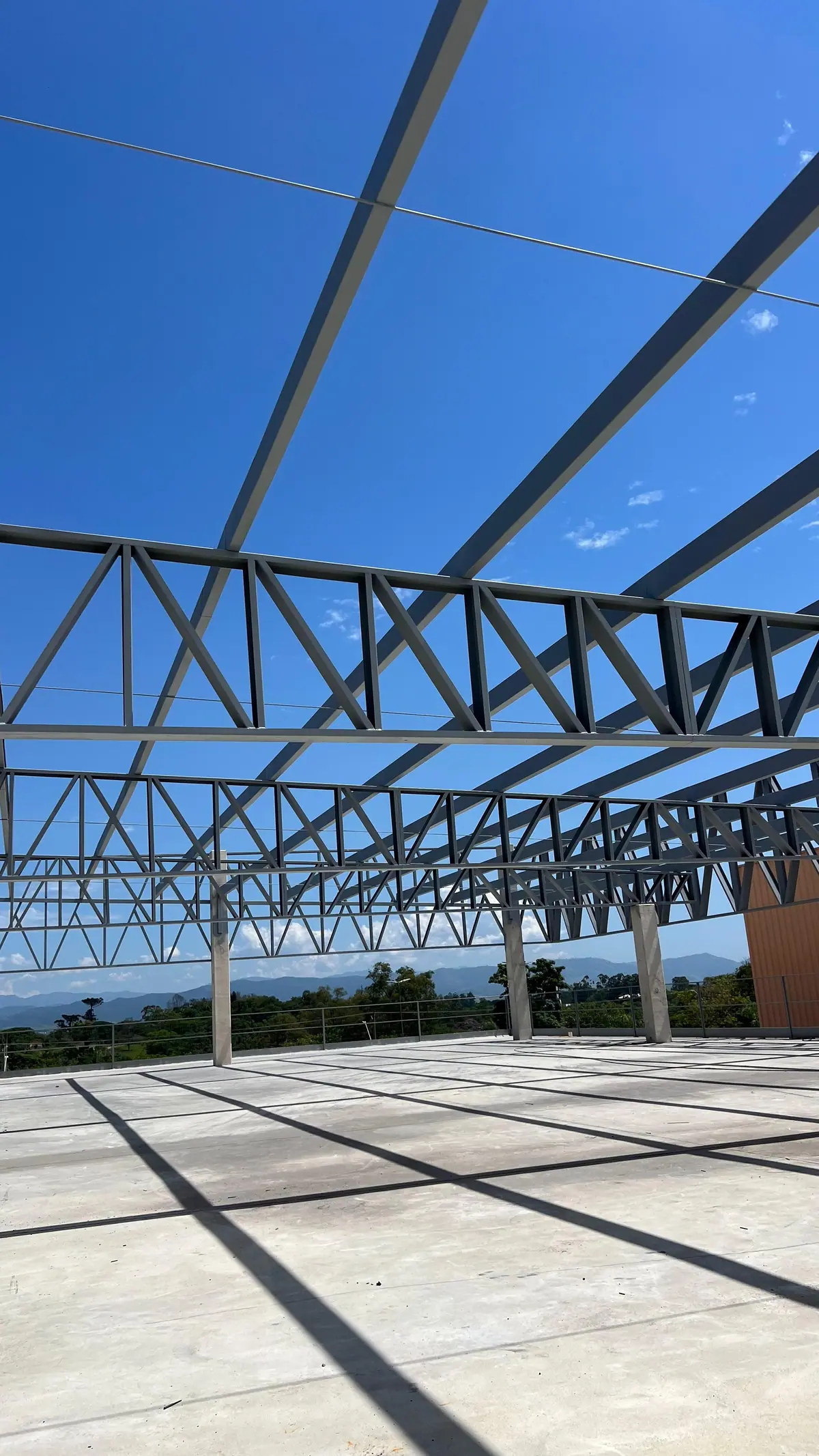 Estrutura metálica com cobertura instalada sobre laje de concreto