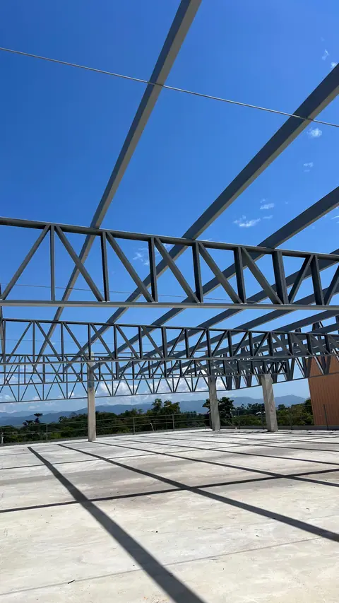 Estrutura metálica com cobertura instalada sobre laje de concreto