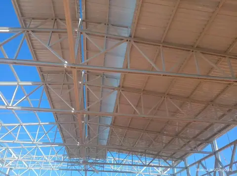 Estrutura metálica com cobertura instalada vista por baixo