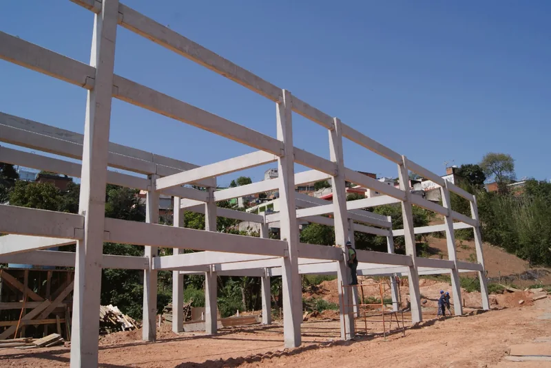 Conjunto de pilares e vigas claros durante construção de edificação