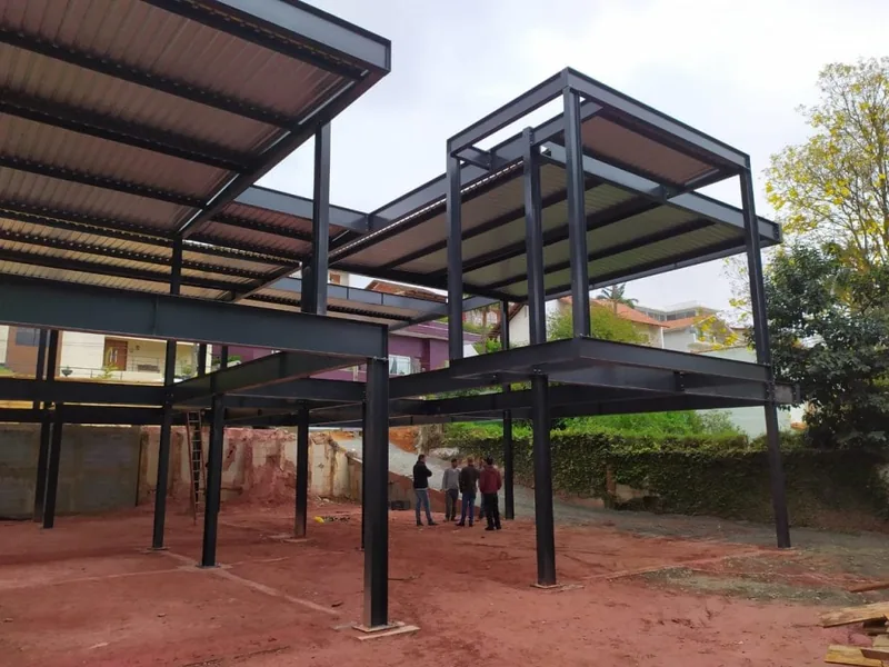Estrutura metálica aparente para cobertura ou área externa de residência