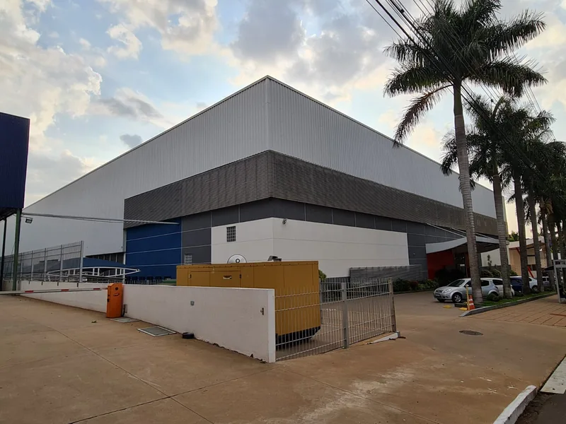 Edificação de galpão com cobertura angular e fachada cinza