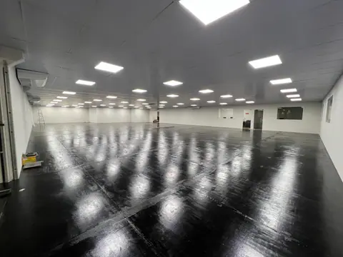 Galpão/ambiente interno amplo com piso e iluminação finalizados