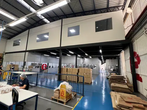 Galpão metálico pronto com área interna em uso