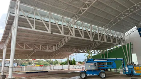 Cobertura metálica ampla com plataforma elevatória em obra