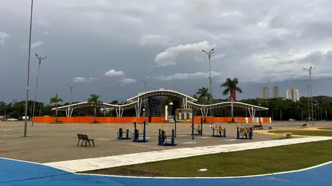 Praça com estrutura metálica pronta e área urbanizada