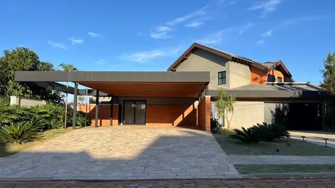 Casa moderna finalizada com grande cobertura metálica na entrada