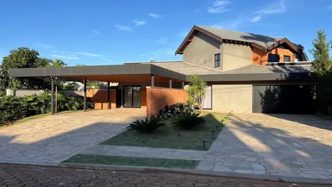 Casa residencial moderna de dois andares em estágio de obra concluída.